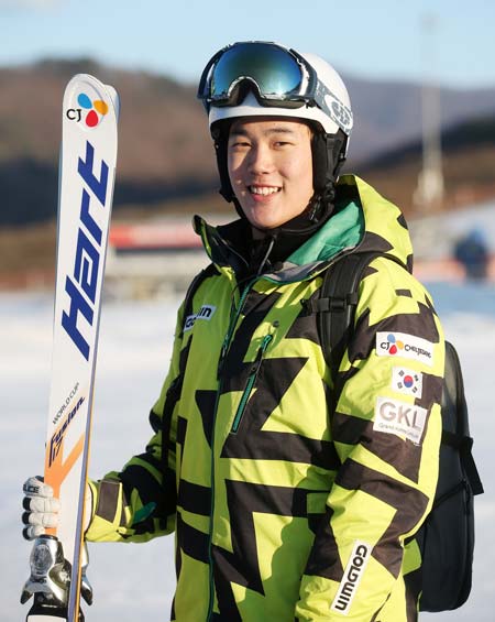 Choi Jae-woo, who will represent Korea in the mogul ski competition at the Sochi Games, believes he has a shot at Olympic hardware. (Yonhap)