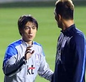 Korea manager Hong Myung-bo, left, talks with forward Kim Shin-wook during the national
football team’s practice session in Los Angeles, Thursday (KST). 
(Yonhap)