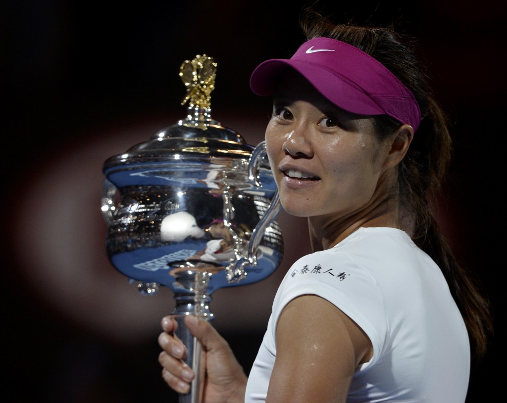 Li Na of China holds the championship trophy after defeating Dominika Cibulkova of Slovakia in their women's singles final at the Australian Open tennis championship in Melbourne, Australia, Saturday, Jan. 25, 2014.(AP Photo/Andrew Brownbill)