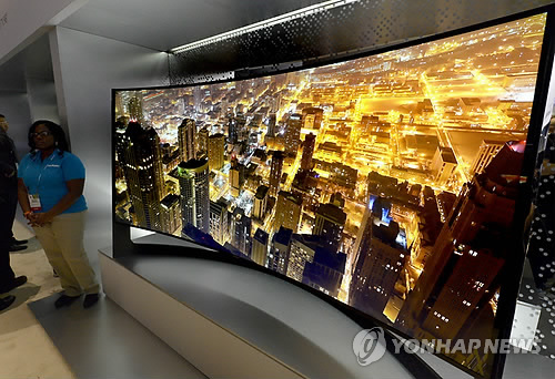 Samsung Panoramic 105 inch Curved UHD TV is displayed at the Las Vegas Convention Center at the 2014 International CES (Consumer Electronics Show) in Las Vegas, Nevada, USA, on 07 January 2014.(yonhap)