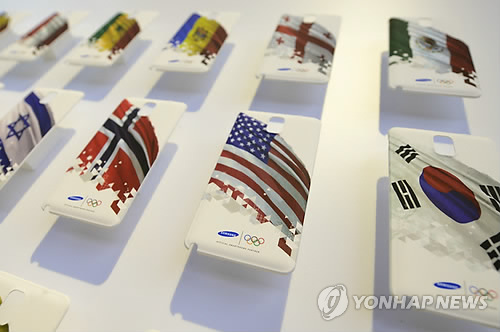 A display shows Samsung phone covers representing countries taking part in the 2014 Olympic Games, at the 2014 International CES, a trade show of consumer electronics, in Las Vegas, Nevada on January 8, 2014. (UPI / yonhap)