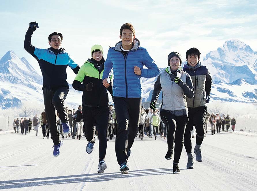 Samsung Electronics have just launched "Galaxy Supporters" ad campaign featuring Olympians such as Kim Ki-hoon, from left, Sung Shi-baek, Park Tae-hwan, Chun Lee-kyung, and Jegal Sung-yeol. They are running toward Sochi. (Courtesy of Samsung Electonics/Newsis)