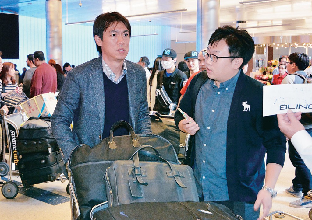 Korean national soccer team manager Hong Myung-bo, left, is being interviewed by the Korea Times reporter, Lee Woo-su, upon arrival at LAX. (Ha Sang Yoon)