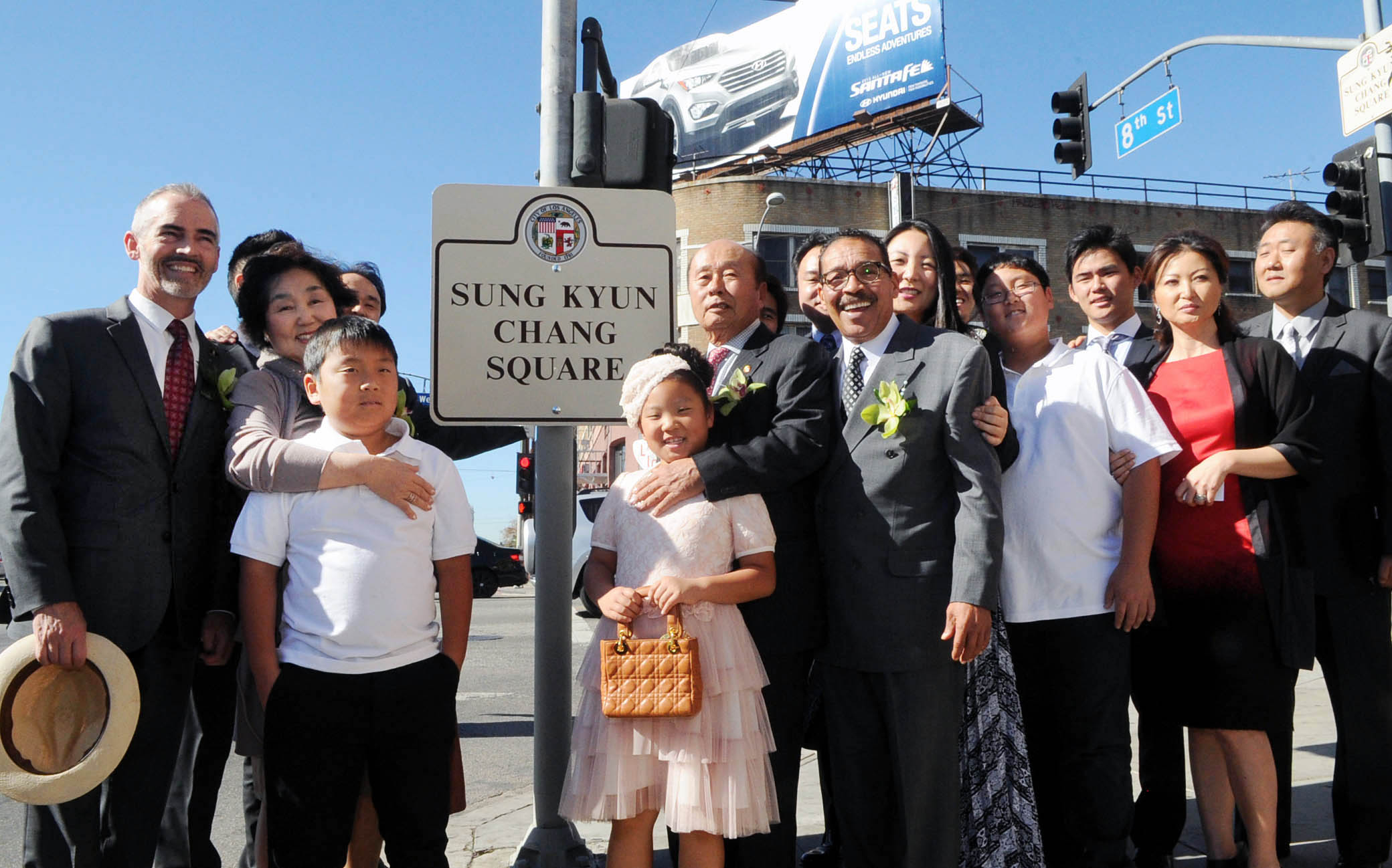 City Councilman Mitch O'Farrell, left, and Council President Herb Wesson, 7th from right,  attended the commemoration ceremony to congratulate Mr. Chang Sung Kyun.  (Park Sang-hyuk)