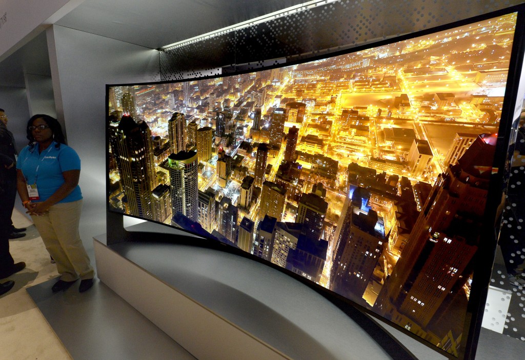 Samsung Panoramic 105 inch Curved UHD TV is displayed at the Las Vegas Convention Center at the 2014 International CES (Consumer Electronics Show) in Las Vegas, Nevada, USA, on 07 January 2014.(yonhap)