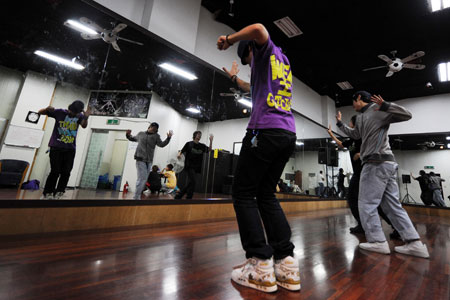 Apprentices of an entertainment agency dance at a practice room in Sincheon, southern Seoul, in this photo taken in 2009. Many singer and actor wannabes in Korea have found themselves exploited or maltreated by agency operators due to legal loopholes. (Korea Times file)