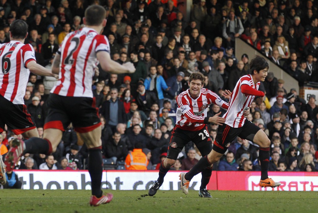 Sunderland's Ki Sung-Yueng, right, celebrates his goal against Fulham with teammates during their English Premier League soccer match at Craven Cottage, London, Saturday, Jan. 11, 2014. (AP Photo/Sang Tan)