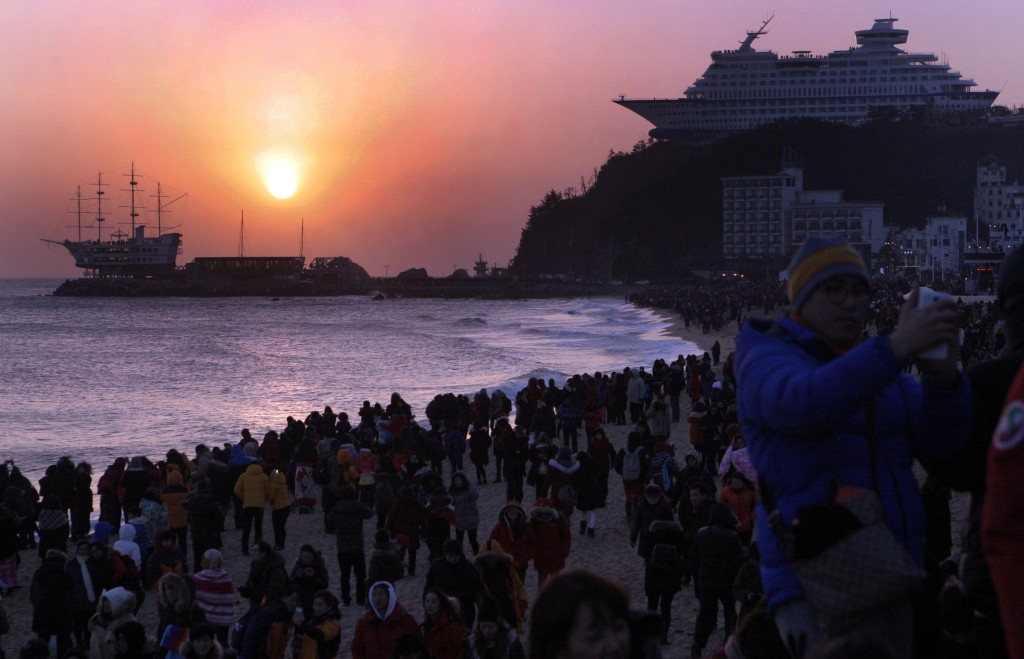 Koreans gathered at Gangwon-do, Gangneung-shi, Gangdong-myeon, Jeongdongjin beach are witnessing the first sunrise of 2014. (Yonhap)  
