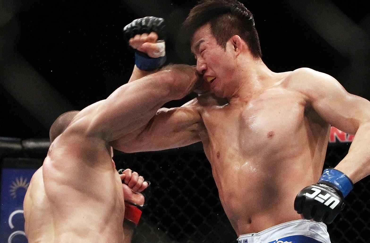 Lim, right, gets hit in the face here, but it was Saffiedine's low kicks that did most of the damage. (Yonhap)