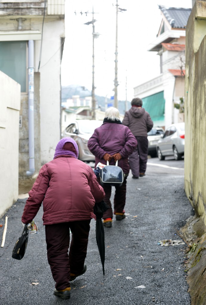 South Korea is known for big spending on private tutors and luxury goods, but half of elderly are poor, which is the highest rate in the industrialized world. (Newsis)