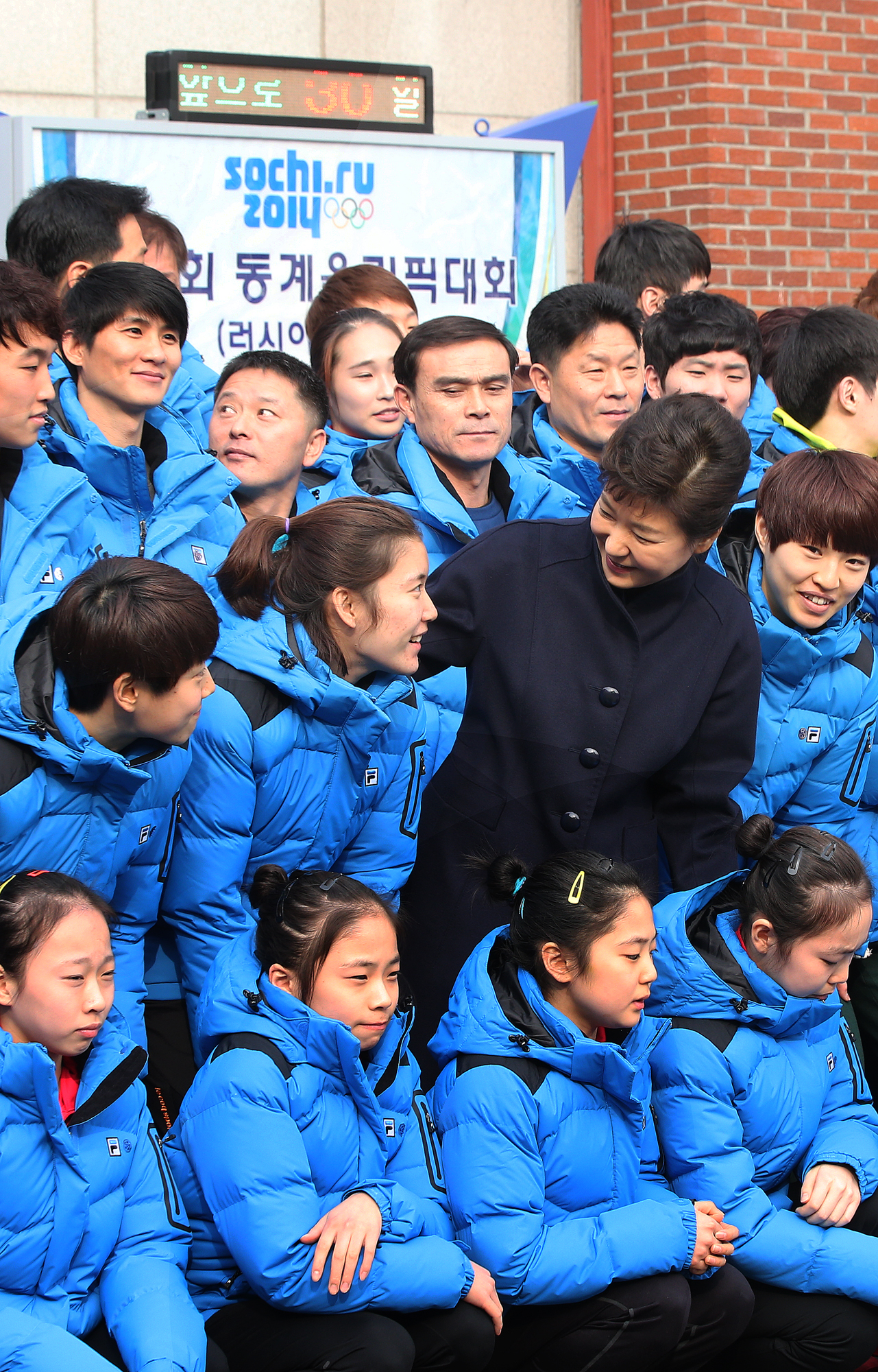 To mark the 30-day countdown, President Park Geun-hye visited the National Training Center on Wednesday to encourage the athletes. (Yonhap)