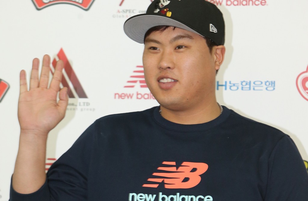 Ryu Hyun-jin is waving his hand to fans and reporter as he departs for Los Angeles on Friday. (Yonhap)