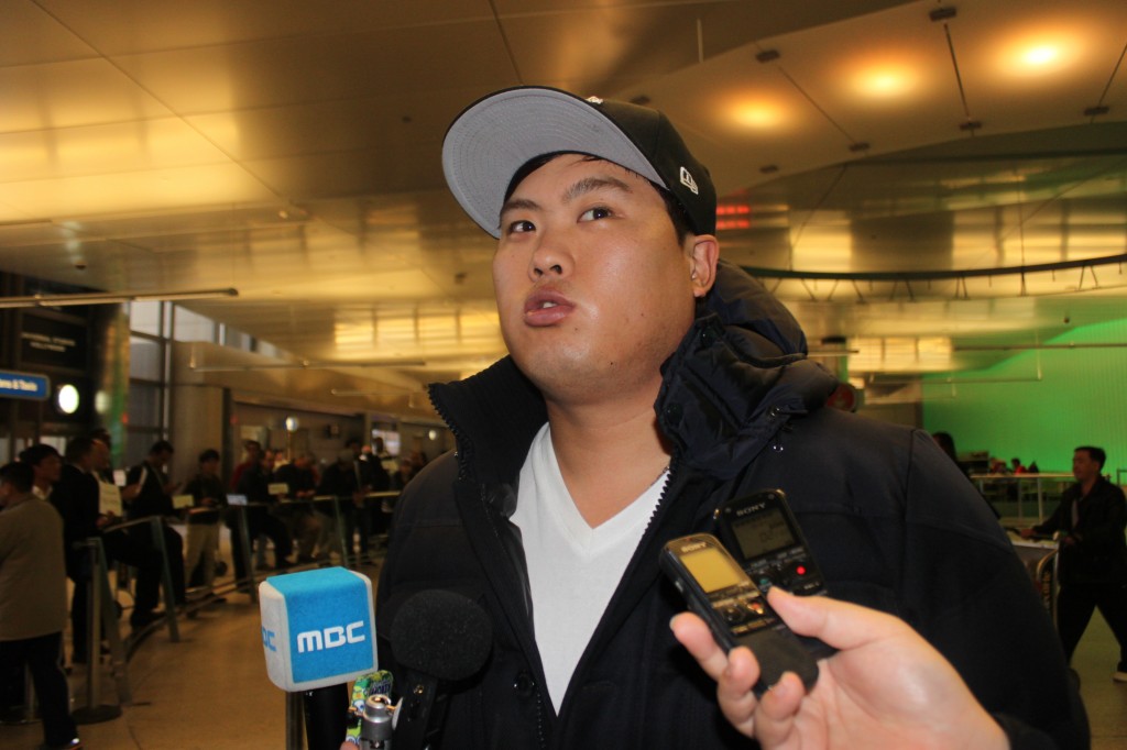 Ryu Hyun-jin is greeted by Korean reporters upon arrival at LAX. (Yonhap)