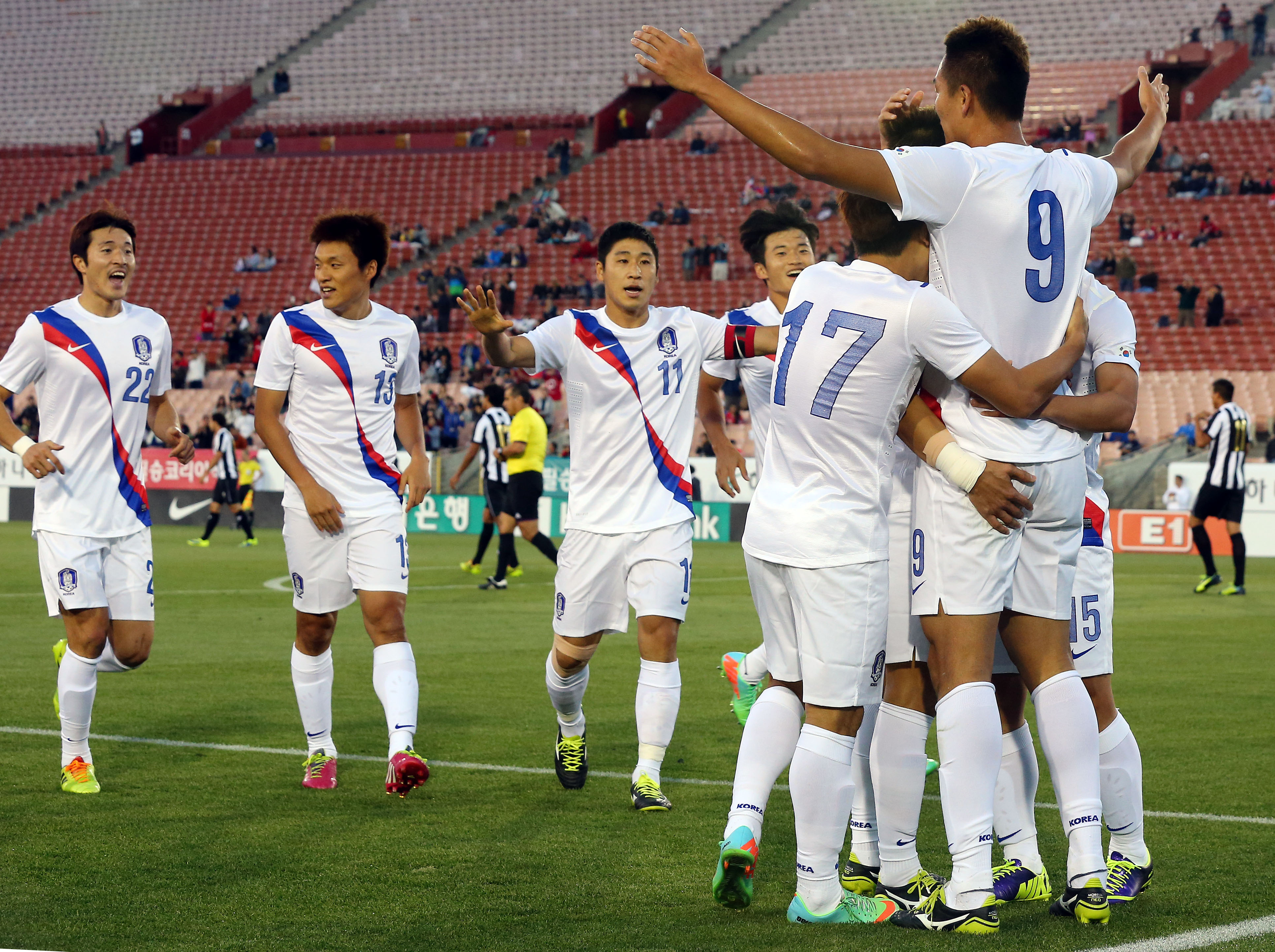 Korean players run toward Kim Shin-wook (No. 9) who scored the goal to celebrate. (Yonhap)