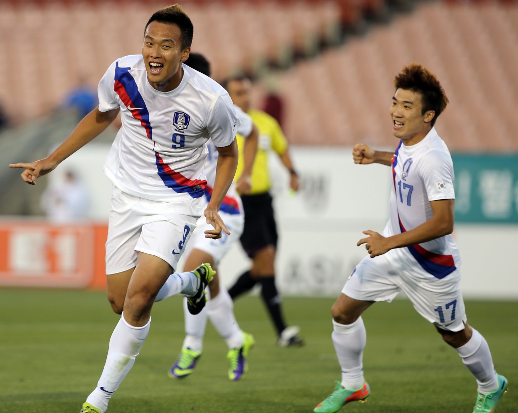 Kim Shin-wook, left, will look to score against Mexico next. (Yonhap)