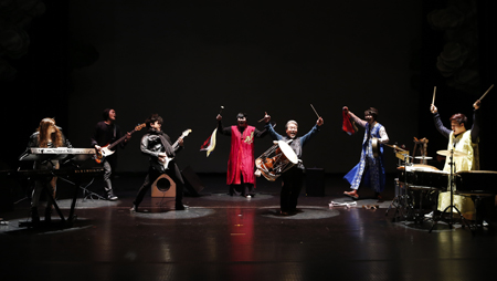 Kim Duk-soo, fifth from left, a “samulnori” master, will collaborate with indie rock musicians as part of his project “Electric Samulnori” on Feb. 14 and 21 at KT&G Sangsang Madang Live Hall in Hongdae area, Seoul. (Courtesy of KT&G Sangsang Madang)