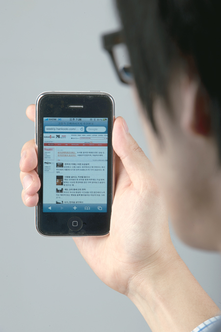 Digital users typically consume online cultural content on average 10 minutes. Referring to this quick habit of consuming information and cultural resources, the so-called “snack culture” is becoming representative of the Korean cultural scene. (Korea Times file)