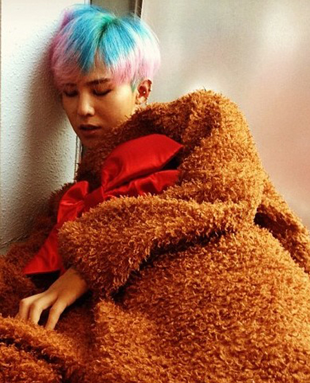 In photo taken on Sept. 15, 2012, K-pop star G-Dragon is caught sleeping with his head against the wall at an unidentified place. (Korea Times files)