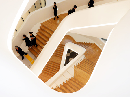 The inside of the world’s largest asymmetrical and freeform design plaza. (Korea Times photo by Shin Sang-soon)