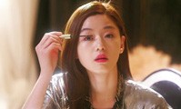 Actress Jun Ji-hyun, wearing a Yves Saint Laurent lipstick No. 52, appears in a scene from “Man From the Star.”