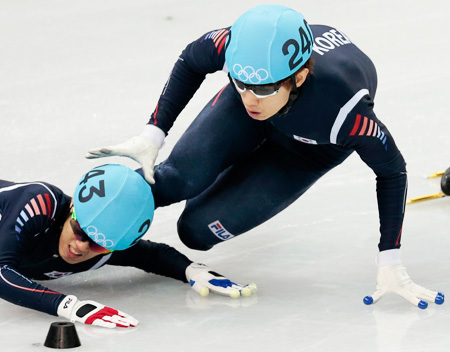 Korea's Sin Da-woon, left, crashes and his compatriot Lee Han-bin goes down with him in a men's 1500-meter short-track speed skating semifinal at the Iceberg Skating Palace in Sochi, Russia, Monday. Lee advanced to the final after a review on the grounds that he was interfered with during the semifinal race, but finished a disappointing sixth. (AP/Yonhap)