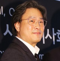 Film director Park Chan-wook, from left, Seoul Mayor Park Won-soon and his younger brother Park Chan-kyong pose at a premiere of Seoul’s documentary “Bitter, Sweet, Seoul.” (Yonhap)