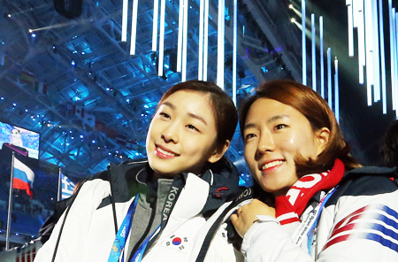 Kim Yu-na, left, who won the silver medal in the women's figure-skating, and Lee Sang-hwa, who won the gold in the women's 500-meter speed skating, pose for a photograph during the closing ceremony. (AP-Yonhap)
