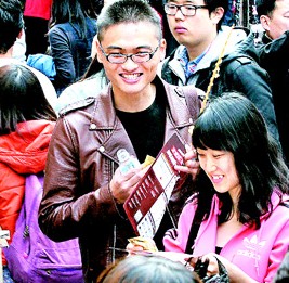 Tour guides hand out promotional leaflets to Chinese tourists at Myeong-dong in central Seoul in this file photo taken on Feb. 1. (Korea Times)
