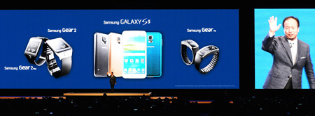 Shin Jong-kyun, president and CEO of Samsung Electronics’ IT and Mobile Communications Division, gives a presentation on the flagship Galaxy S5 smartphone at the Mobile World Congress in Barcelona, Tuesday. Samsung unveiled the Gear Fit, a fitness band, Sunday, in a move to strengthen its presence in the wearable devices market. (Courtesy of Samsung Electronics)