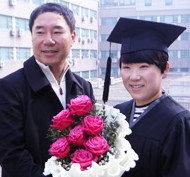 Professional golfer Shin Ji-yai, right, poses with her father at the Yonsei University graduation ceremony, Monday. Shin graduated from Yonsei University after studying physical education from 2007, and in January this year, turned in her Ladies Professional Golf Association (LPGA) membership to compete in the LPGA of Japan Tour. (Yonhap)