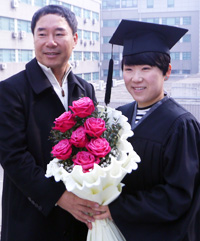 Professional golfer Shin Ji-yai, right, poses with her father at the Yonsei University graduation ceremony, Monday. Shin graduated from Yonsei University after studying physical education from 2007, and in January this year, turned in her Ladies Professional Golf Association (LPGA) membership to compete in the LPGA of Japan Tour. (Yonhap)