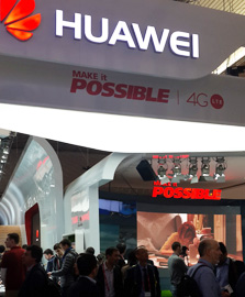 People take a look at the new 4G mobile devices in the booth of China’s Huawei Technologies, during the MWC in Barcelona, Thursday. (Korea Times photos by Choi Kyong-ae)