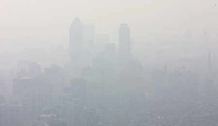 Buildings in central Seoul are shrouded in a cloud of ultrafine particles, Tuesday. The Korea Meteorological Administration announced that the average atmospheric concentration of particulate matter measuring 10 micrometers (PM10) on the day was 228 micrograms per cubic meter, the most dangerous level in its five-level air pollution scale. (Yonhap)