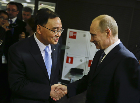 Russian President Vladimir Putin, right, greets Korean Prime Minister Chung Hong-won in the presidential lounge before the Olympic closing ceremony. (AP-Yonhap)
