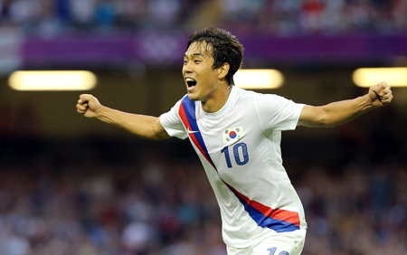 Alarmed by his team’s lack of offensive production as the World Cup finals near, Korea’s national football team manager Hong Myung-bo has decided to add Watford forward Park Chu-young to his squad. (Yonhap)