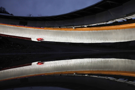 An Austrian athlete, in this Feb. 22, 2013, file photo, practices on a track at the Sanki Sliding Center during the Luge World Cup in Krasnaya Polyana. Korea’s sledding athletes headed straight to the center after arrival to check out the track ahead of the opening of the Sochi Winter Olympics on Friday. 
(AP-Yonhap)
