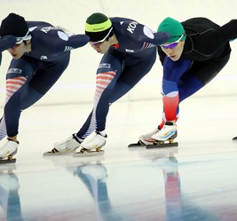 Speed skaters Lee Seung-hoon, left, and Mo Tae-bum, fourth from left, join other Korean skaters in a training session at the Adler Arena Skating Center in Sochi, Monday. (Yonhap)