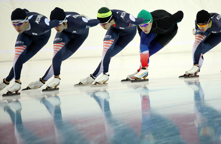 Speed skaters Lee Seung-hoon, left, and Mo Tae-bum, fourth from left, join other Korean skaters in a training session at the Adler Arena Skating Center in Sochi, Monday. (Yonhap)