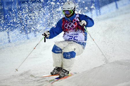 Korean freestyle skier Choi Jae-woo competes in the men’s moguls final at the Sochi Winter Olympics at the Rosa Khutor Extreme Park, Monday. Choi became the first Korean skier ever to make it into an Olympic final. 
(AP-Yonhap)