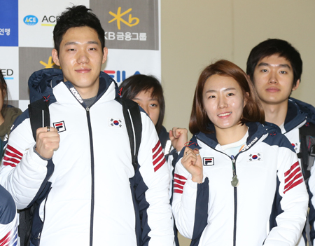 Speed skaters Mo Tae-bum, left, and Lee Sang-hwa are among the Korean athletes favored to win medals at the Sochi Winter Olympics. (Yonhap)