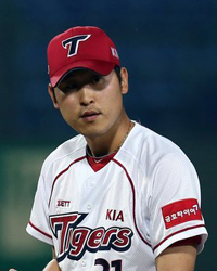 Free agent pitcher  Yoon Suk-min