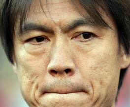 National team manager Hong Myung-ho bites his lips before Korea's friendly against the United States at StubHub Center in Carson, Calif. on Feb. 2. Hong will visit the Netherlands before returning home to meet SV Eindhoven midfielder Park Ji-sung, apparently to talk him out of his retirement from international competition. (Yonhap)