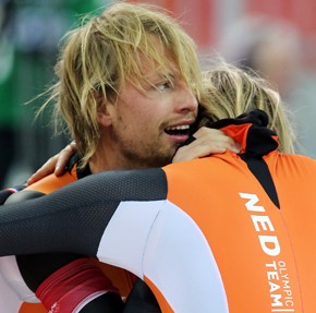 Netherlands' gold medalist Michel Mulder, left, and his brother, bronze medalist Ronald Mulder embrace each other after the speed skating: men's 500m event during the Sochi Winter Olympics on February 10, 2014. Compatriot Jan Smeekens took silver. (UPI-Yonhap)