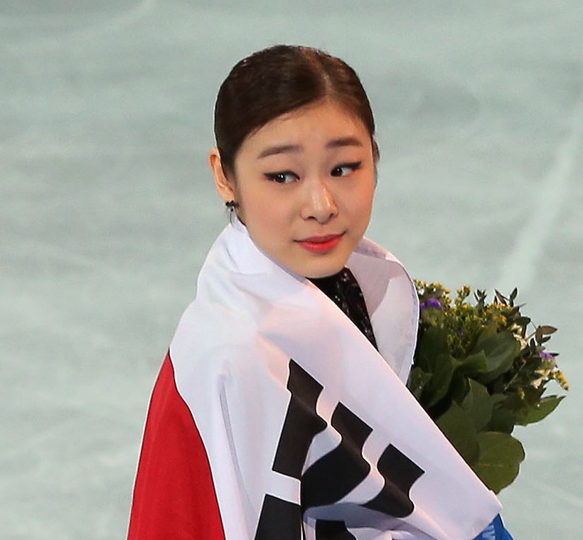 Kim Yuna, right, has a good reason for momentarily not looking as happy as the gold medalist Adelina Sotnikova of Russia, middle, and the bronze medalist Carolina Kostner of Italia. (Yonhap)