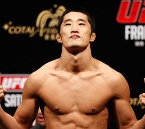 Kim Dong-hyun, top, will face John Hathaway of England on Saturday at UFC Fight Night in Macau. The fight will be aired on Super Action at 9 p.m. 
(Courtesy of Super Action)