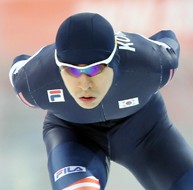 Lee Seung-hoon competes in the men’s 10,000-meter speed skating event at the Adler Arena Skating Center in Sochi, Russia, on Feb. 18. He, along with teammates Kim Cheol-min and Joo Hyong-jun, will compete in the men’s team pursuit in attempt to redeem himself for failing to medal in the 
5,000-meter and 10,000-meter events. (Yonhap)