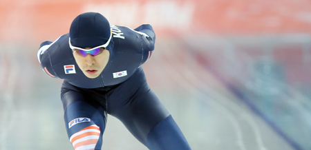 Lee Seung-hoon competes in the men’s 10,000-meter speed skating event at the Adler Arena Skating Center in Sochi, Russia, on Feb. 18. He, along with teammates Kim Cheol-min and Joo Hyong-jun, will compete in the men’s team pursuit in attempt to redeem himself for failing to medal in the  5,000-meter and 10,000-meter events. (Yonhap)