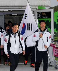 Korean speed-skater Lee Kyou-hyuk, right, and coach Kim Jae-yeol arrive at the Adler-Sochi International Airport in Russia, Sunday (KST), five days before the start of the Winter Olympics. (Yonhap)