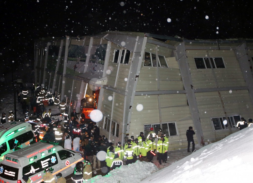 Rescue workers search for survivors from a collapsed resort building in Gyeongju, South Korea, Monday, Feb. 17, 2014.  (Yonhap) 