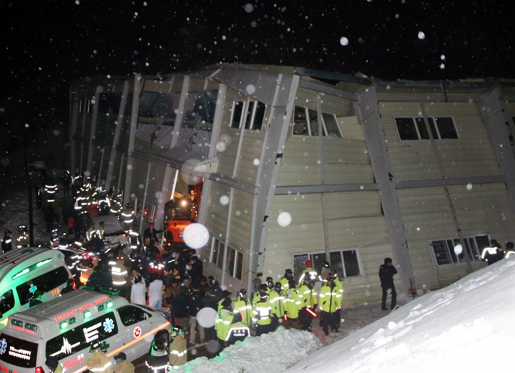 Rescue workers search for survivors from a collapsed resort building in Gyeongju, South Korea, Monday, Feb. 17, 2014. (Yonhap)
